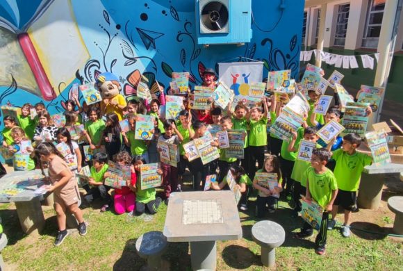 Meu Brasil Campeão: Circo Social entrega mais de 6 mil livros de atividades infantis