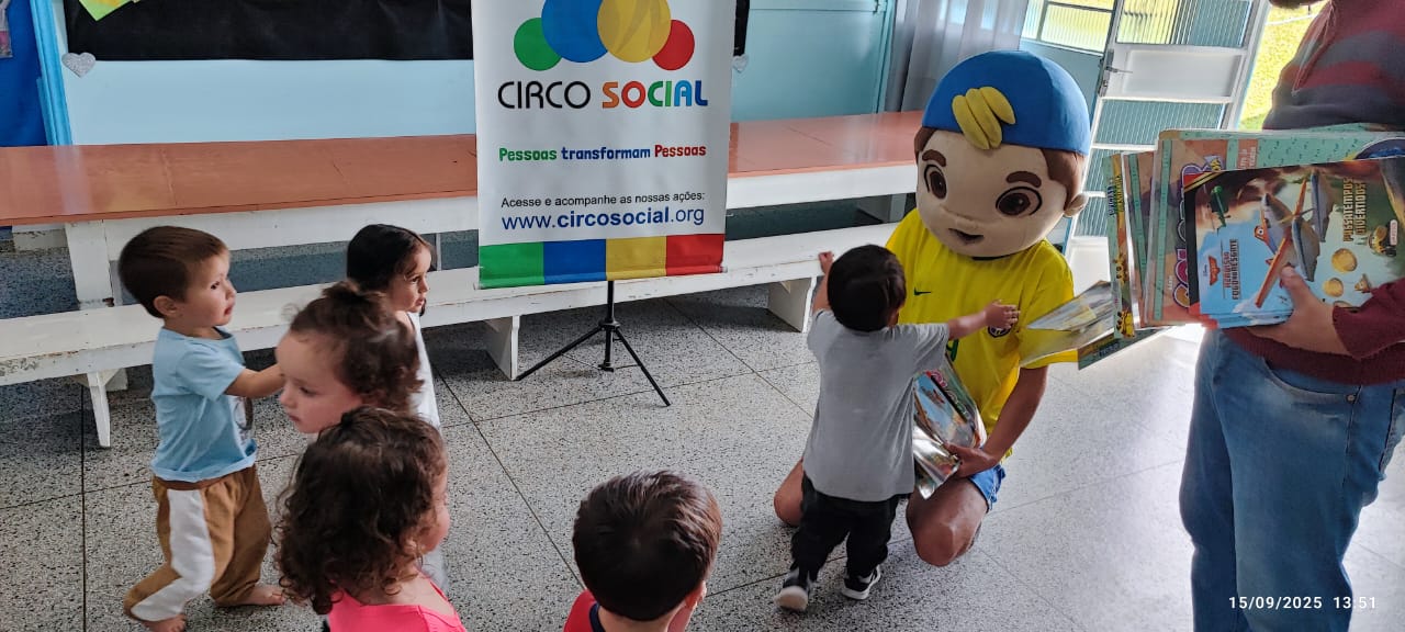 meu-brasil-campeao-circo-social-entrega-mais-de-6-mil-livros-de-atividades-infantis-11