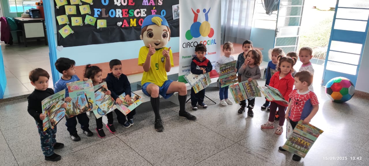 meu-brasil-campeao-circo-social-entrega-mais-de-6-mil-livros-de-atividades-infantis-12