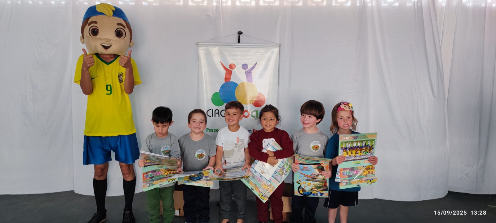 meu-brasil-campeao-circo-social-entrega-mais-de-6-mil-livros-de-atividades-infantis-15