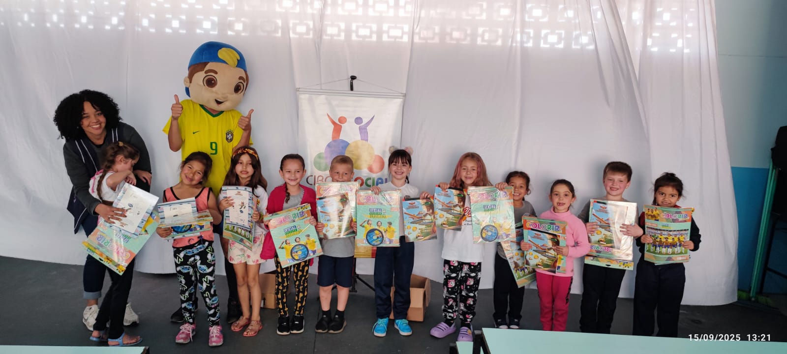 meu-brasil-campeao-circo-social-entrega-mais-de-6-mil-livros-de-atividades-infantis-17