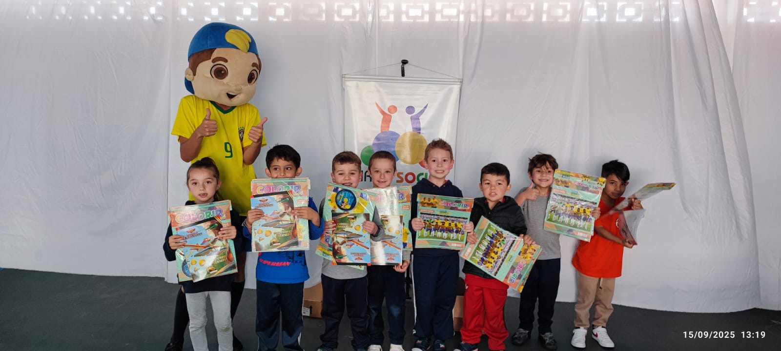 meu-brasil-campeao-circo-social-entrega-mais-de-6-mil-livros-de-atividades-infantis-18