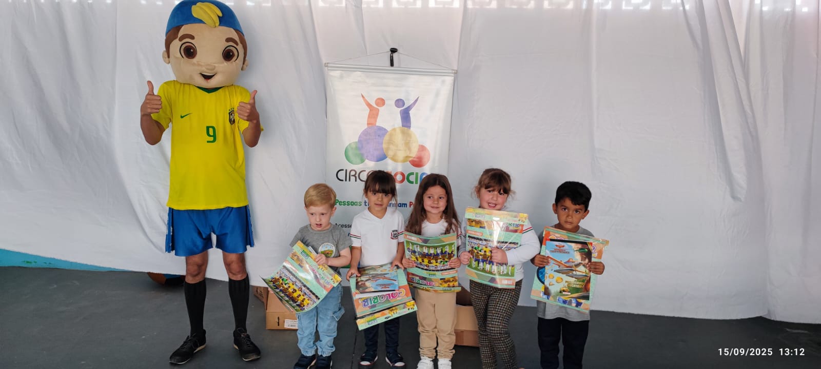 meu-brasil-campeao-circo-social-entrega-mais-de-6-mil-livros-de-atividades-infantis-19