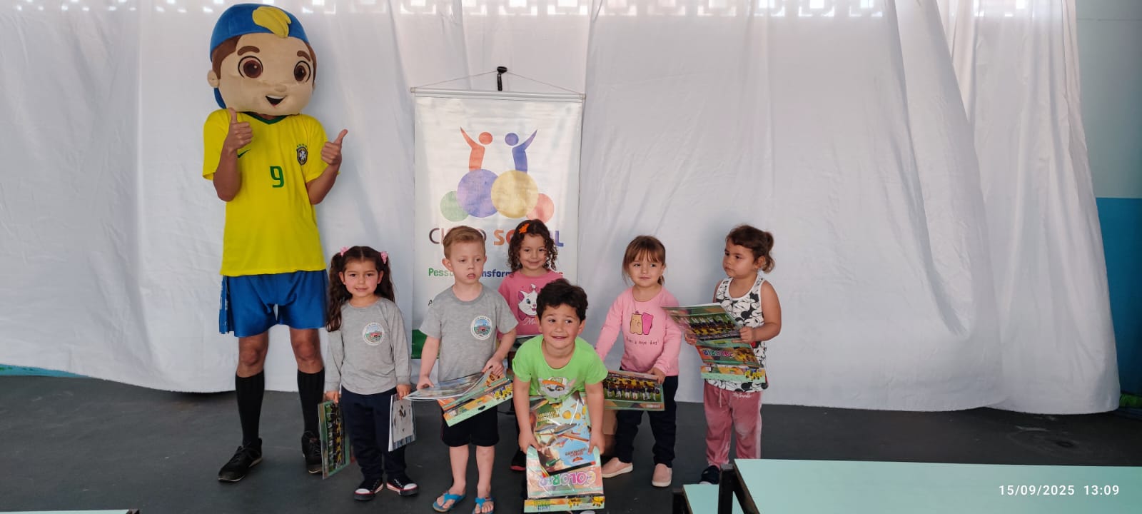 meu-brasil-campeao-circo-social-entrega-mais-de-6-mil-livros-de-atividades-infantis-20