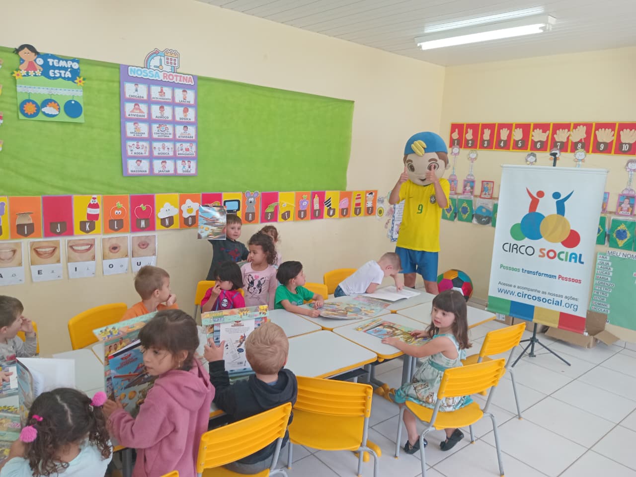 meu-brasil-campeao-circo-social-entrega-mais-de-6-mil-livros-de-atividades-infantis-24