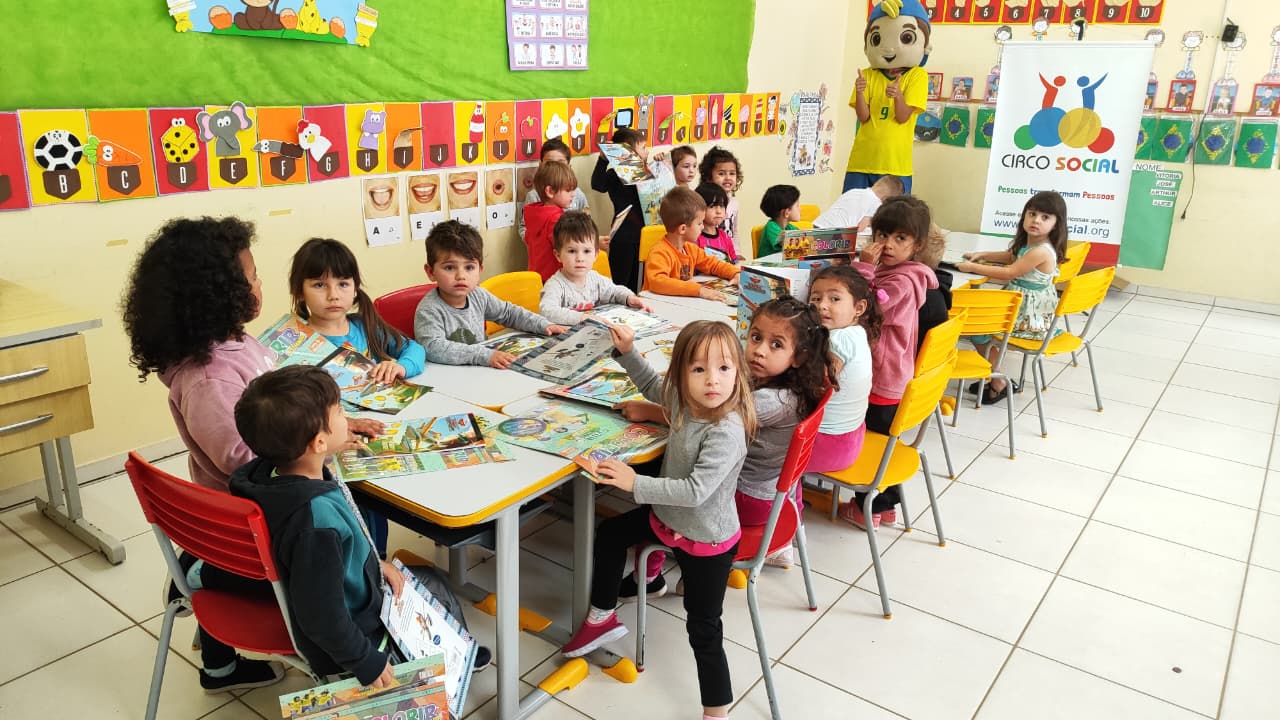 meu-brasil-campeao-circo-social-entrega-mais-de-6-mil-livros-de-atividades-infantis-25