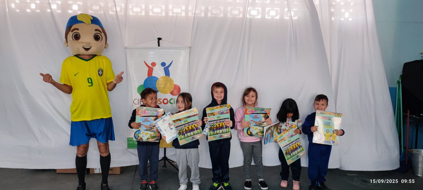 meu-brasil-campeao-circo-social-entrega-mais-de-6-mil-livros-de-atividades-infantis-3