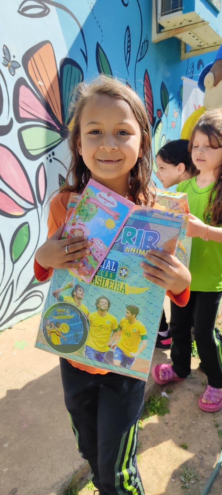 meu-brasil-campeao-circo-social-entrega-mais-de-6-mil-livros-de-atividades-infantis-32