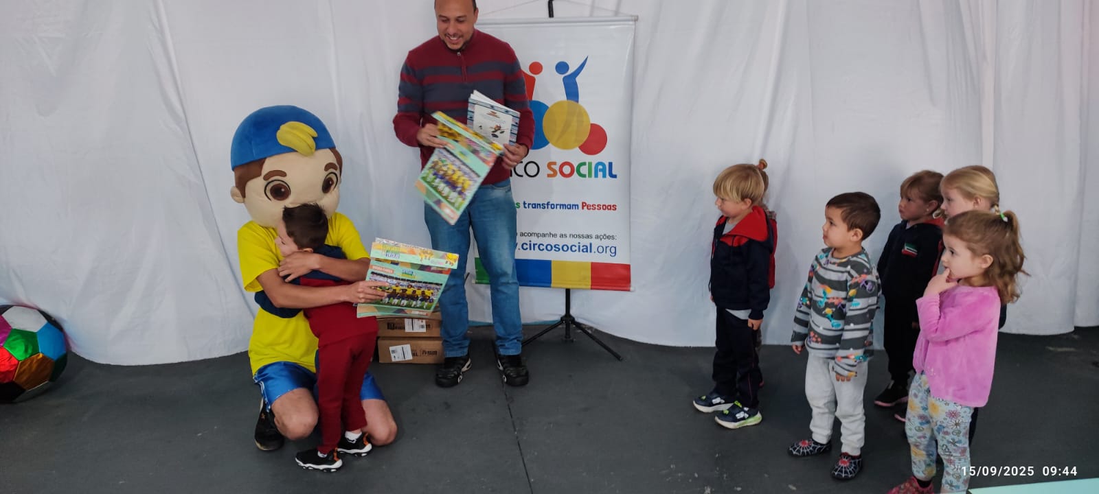 meu-brasil-campeao-circo-social-entrega-mais-de-6-mil-livros-de-atividades-infantis-4