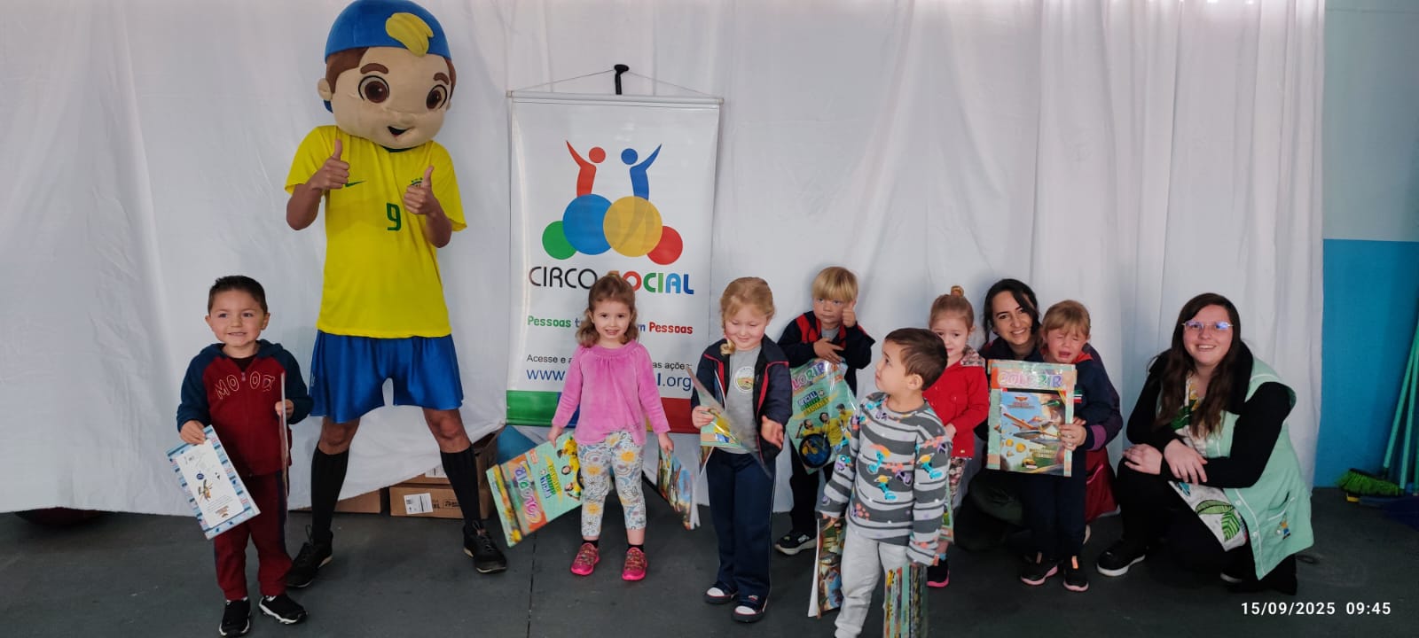 meu-brasil-campeao-circo-social-entrega-mais-de-6-mil-livros-de-atividades-infantis-5