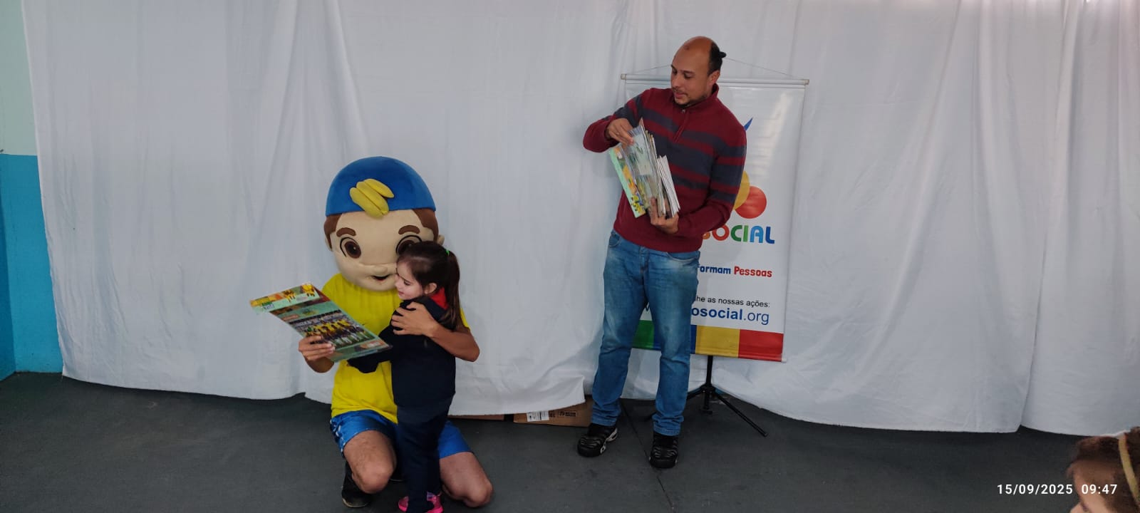 meu-brasil-campeao-circo-social-entrega-mais-de-6-mil-livros-de-atividades-infantis-6