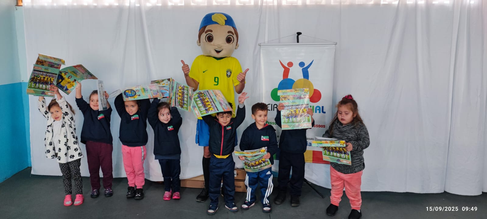 meu-brasil-campeao-circo-social-entrega-mais-de-6-mil-livros-de-atividades-infantis-7