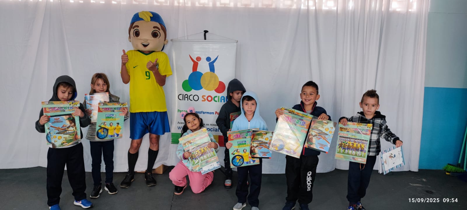 meu-brasil-campeao-circo-social-entrega-mais-de-6-mil-livros-de-atividades-infantis-8