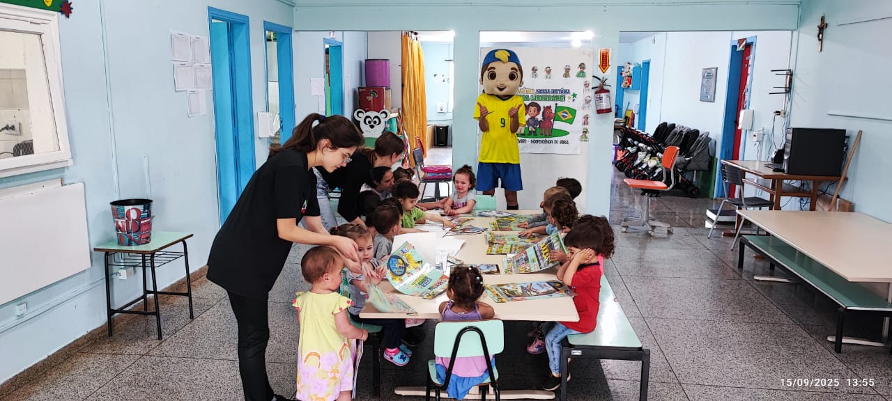 meu-brasil-campeao-circo-social-entrega-mais-de-6-mil-livros-de-atividades-infantis-9