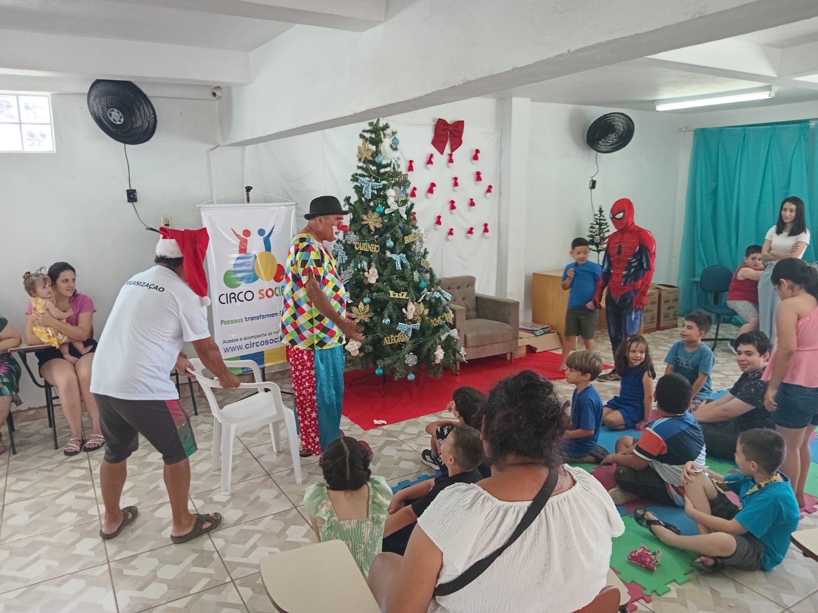 circo-social-leva-diversao-e-presentes-para-as-criancas-do-espaco-tea-de-rio-negro-10