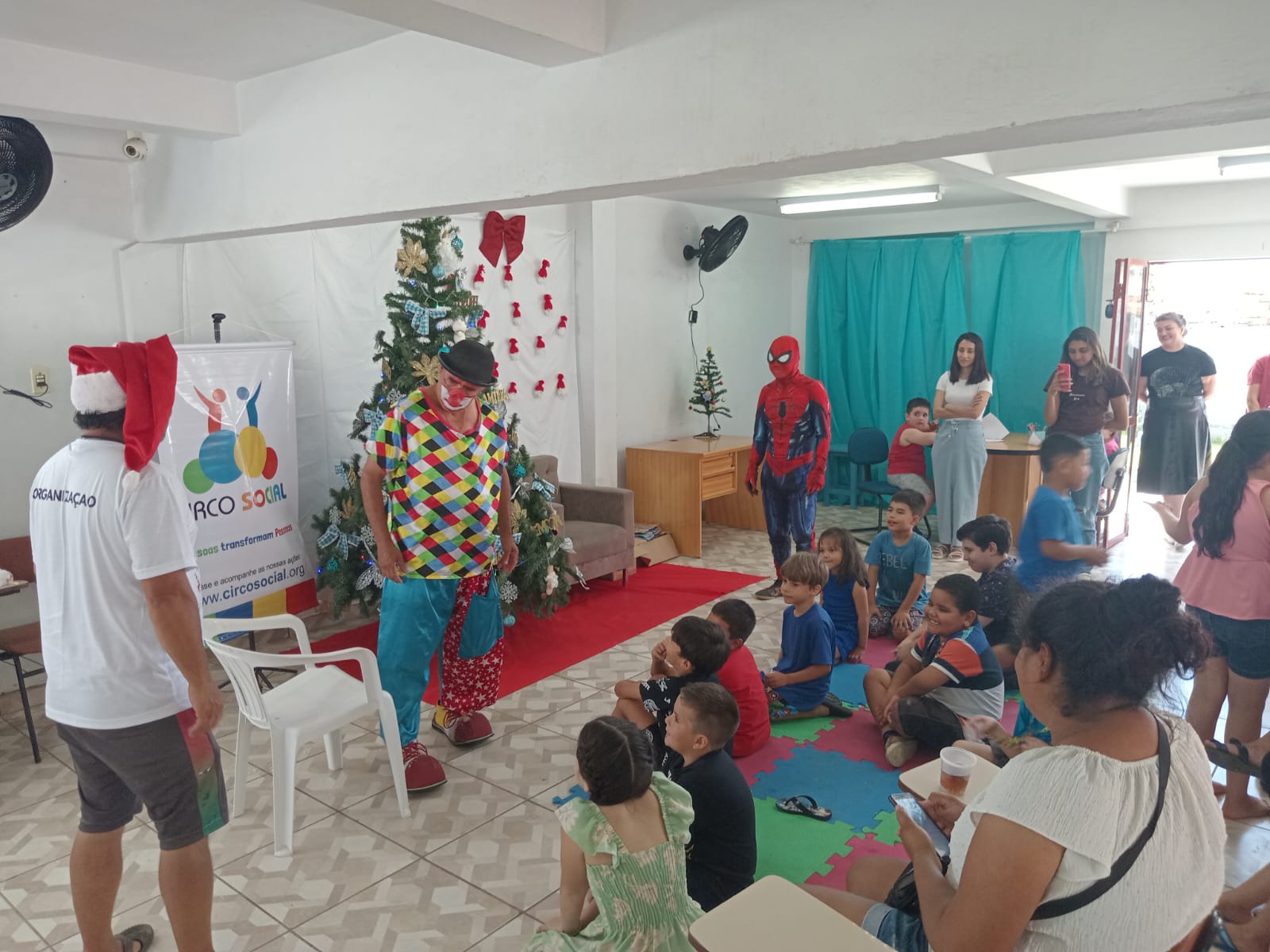 circo-social-leva-diversao-e-presentes-para-as-criancas-do-espaco-tea-de-rio-negro-12