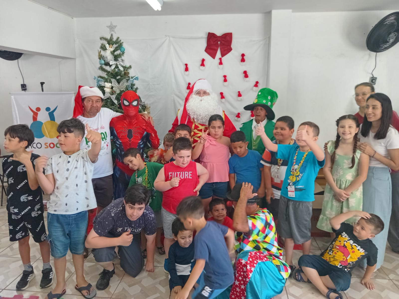 circo-social-leva-diversao-e-presentes-para-as-criancas-do-espaco-tea-de-rio-negro-2