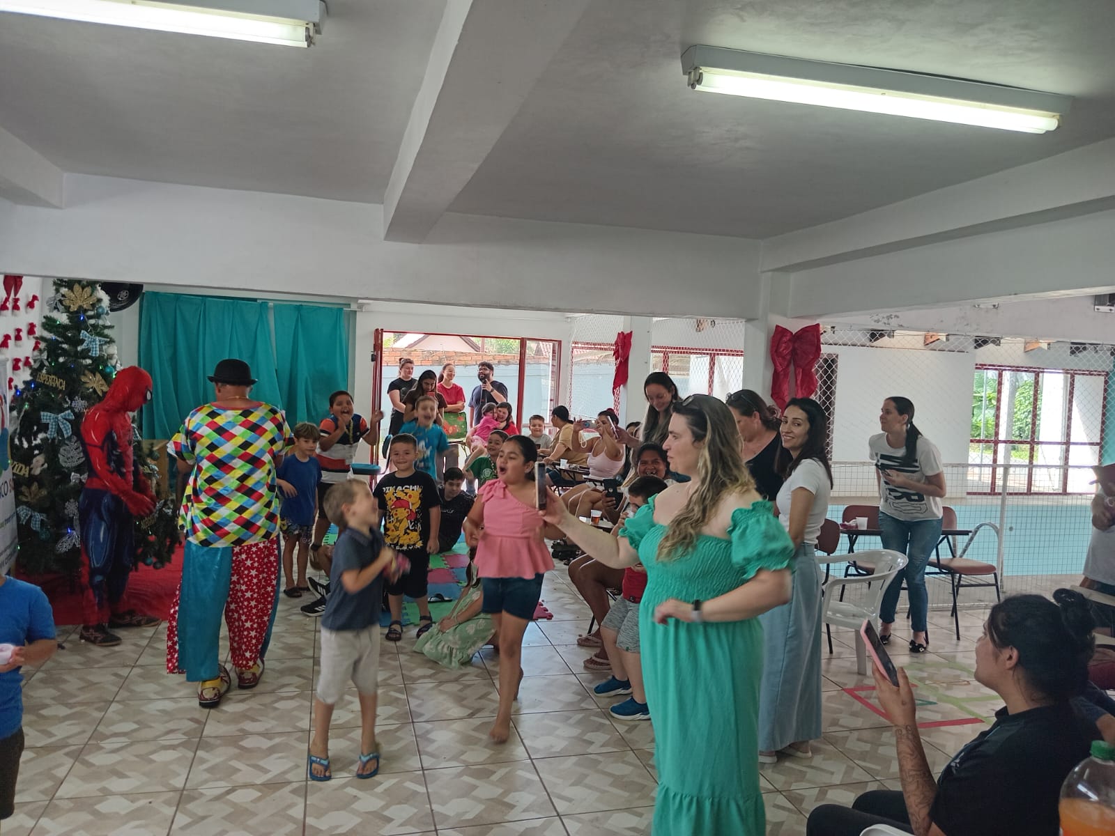 circo-social-leva-diversao-e-presentes-para-as-criancas-do-espaco-tea-de-rio-negro-3