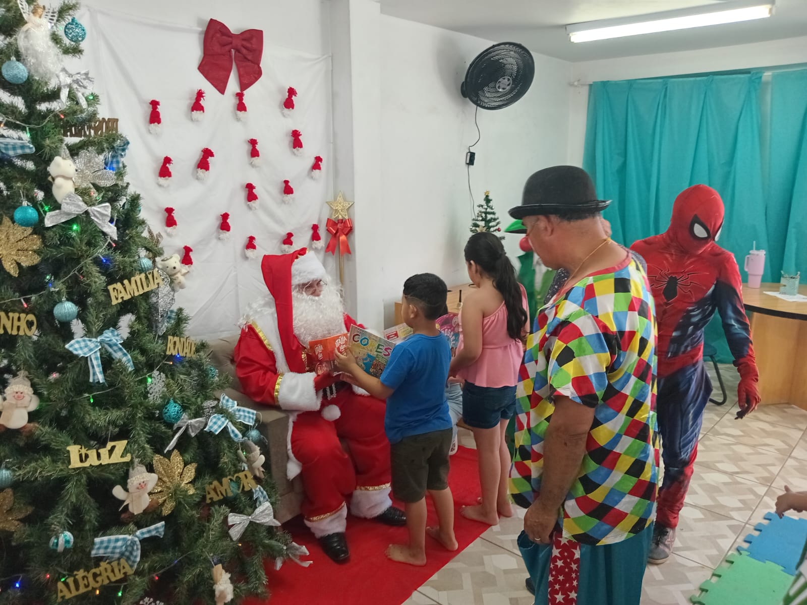 circo-social-leva-diversao-e-presentes-para-as-criancas-do-espaco-tea-de-rio-negro-6