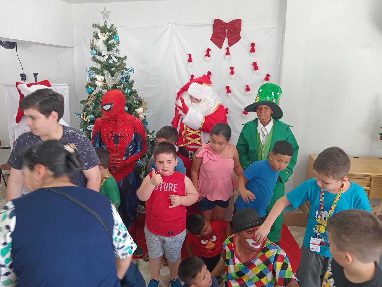 circo-social-leva-diversao-e-presentes-para-as-criancas-do-espaco-tea-de-rio-negro-8