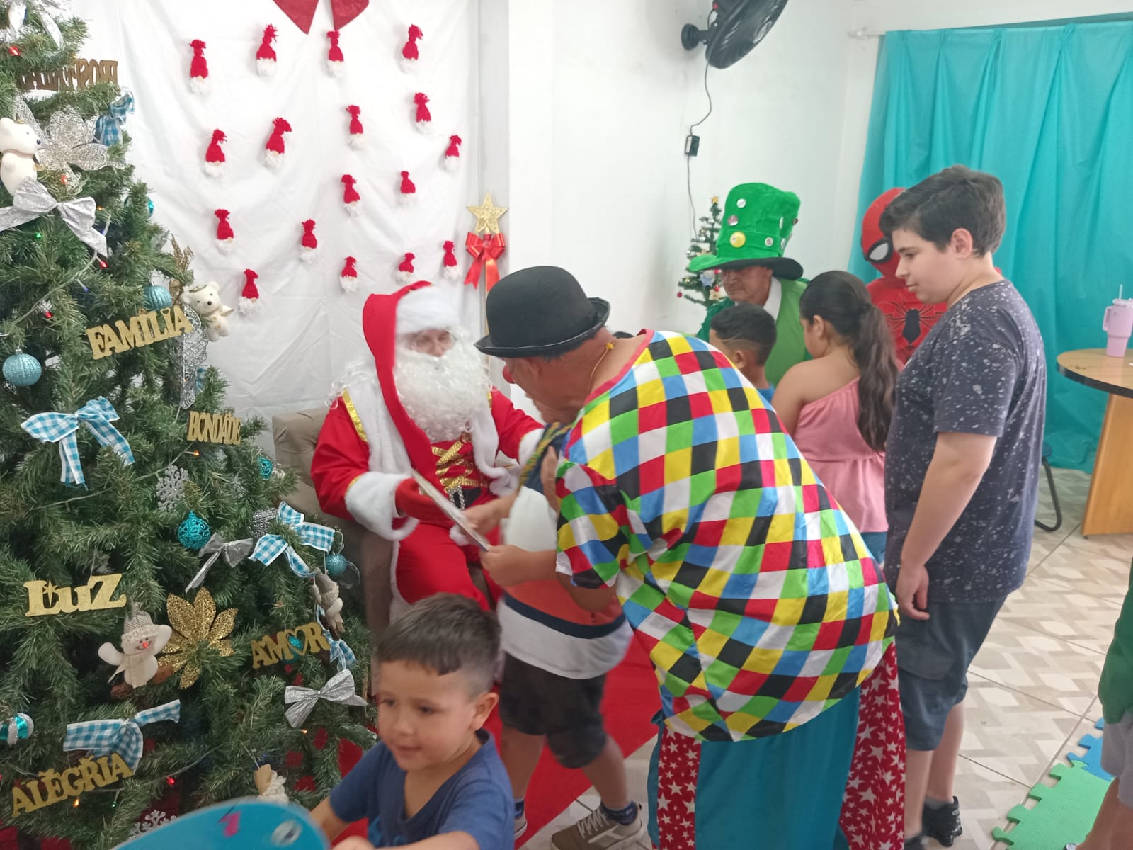 circo-social-leva-diversao-e-presentes-para-as-criancas-do-espaco-tea-de-rio-negro-9