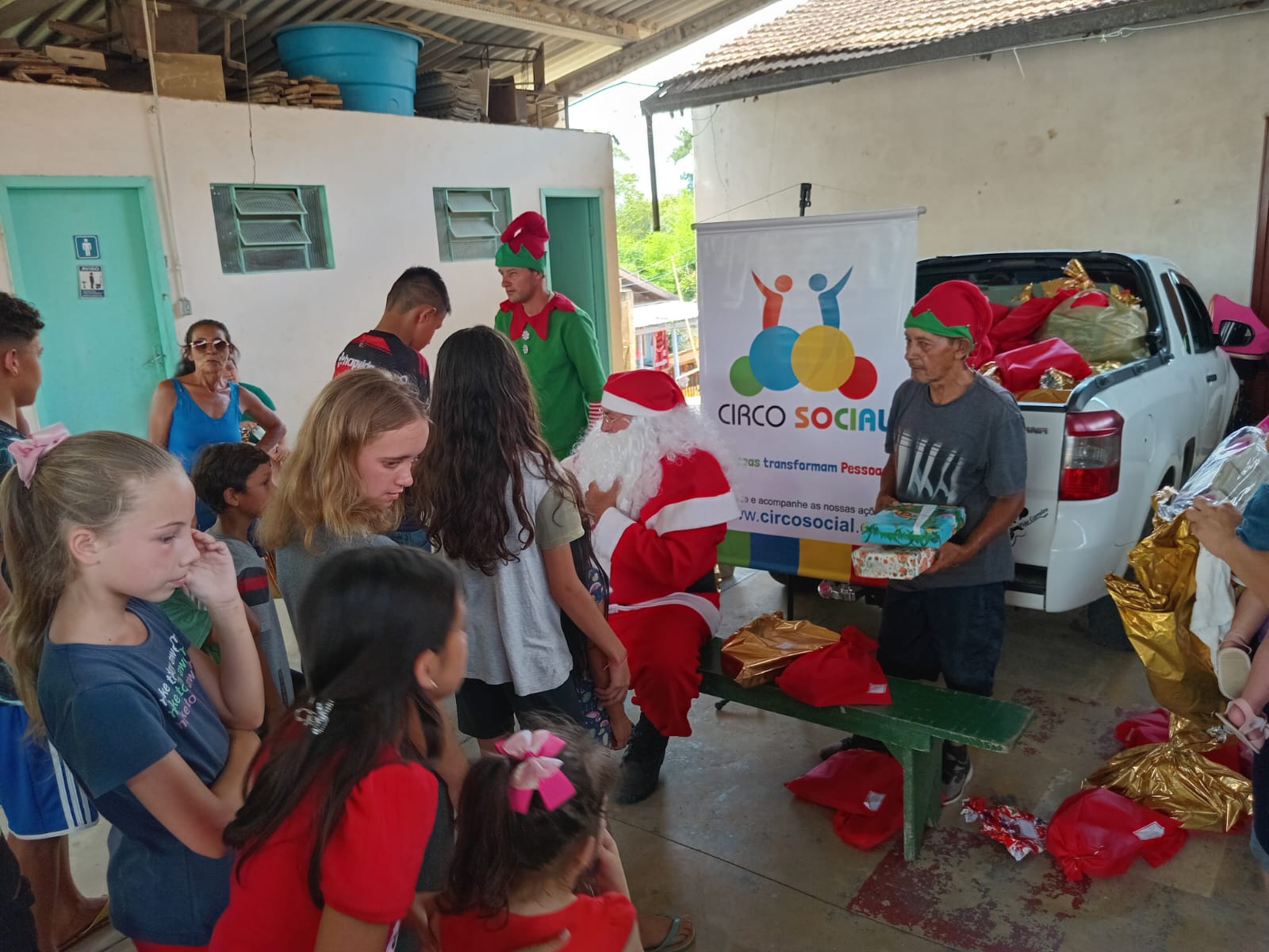 natal-do-circo-social-2025-entrega-de-presentes-para-as-criancas-7