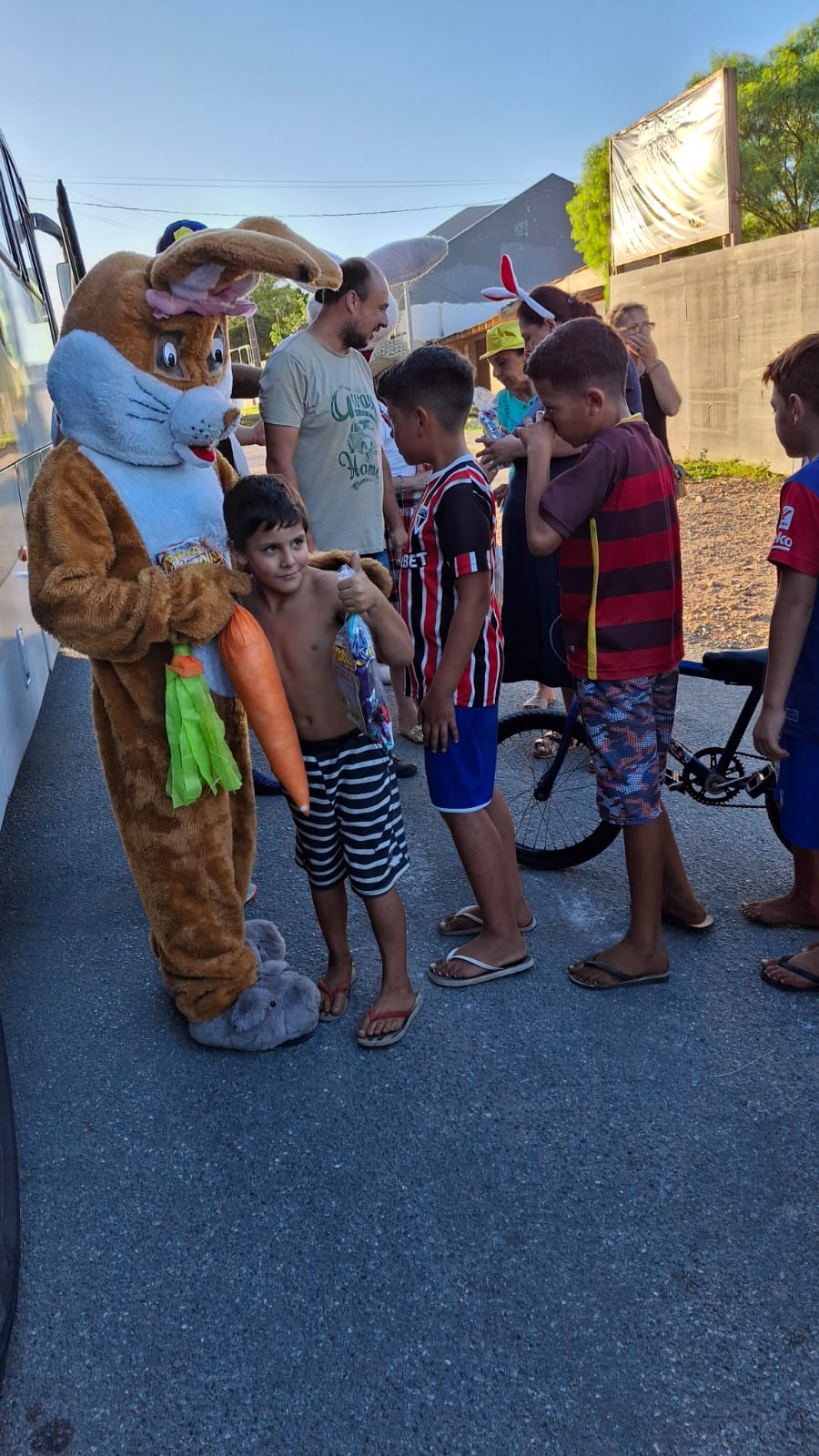 pascoa-solidaria-2026-do-circo-social-atendeu-mais-de-2-000-criancas-12