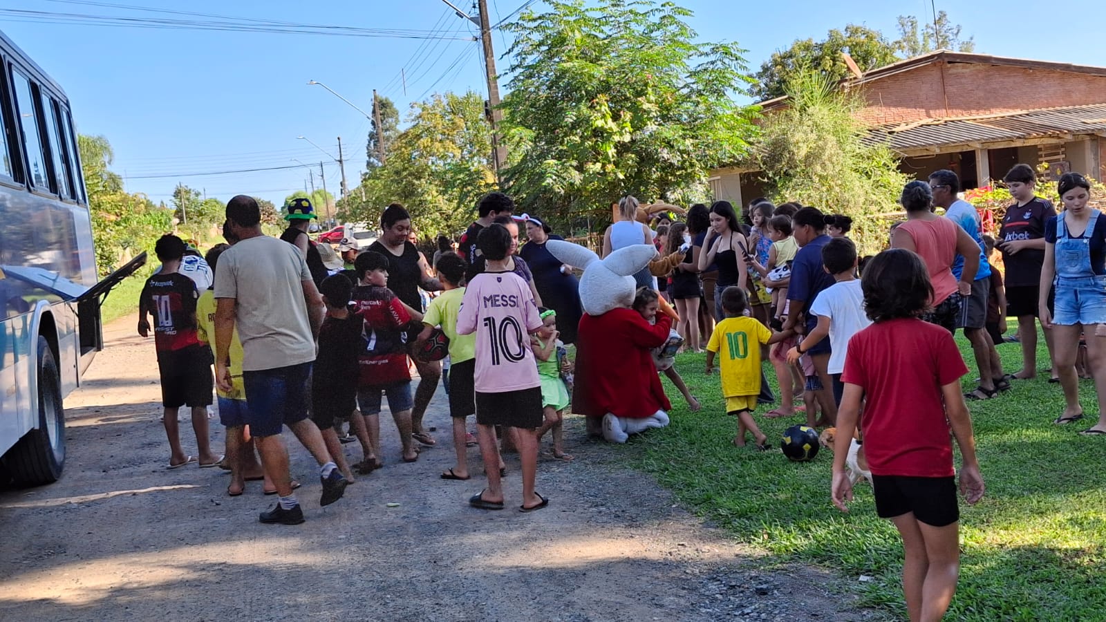 pascoa-solidaria-2026-do-circo-social-atendeu-mais-de-2-000-criancas-14