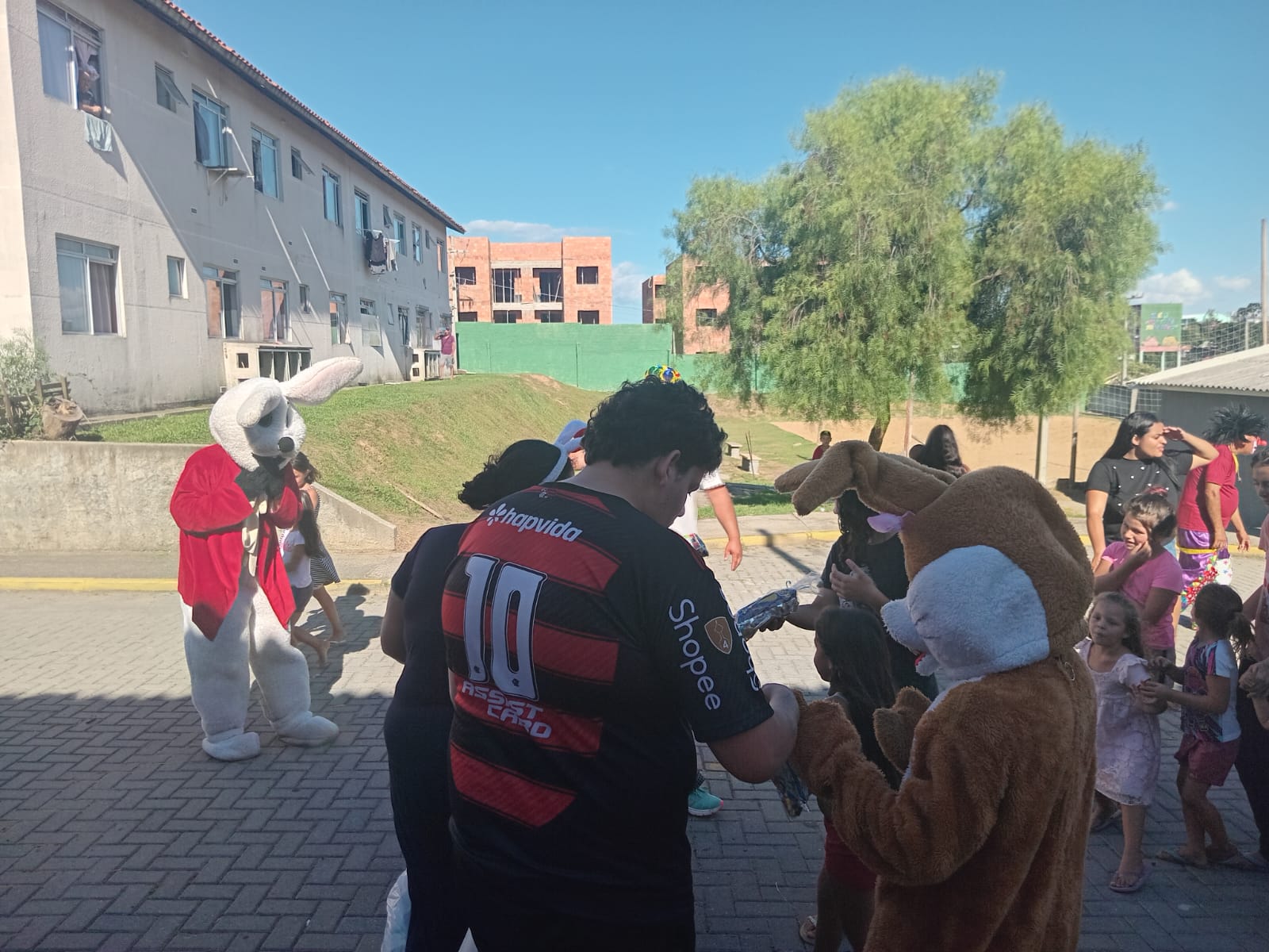 pascoa-solidaria-2026-do-circo-social-atendeu-mais-de-2-000-criancas-37