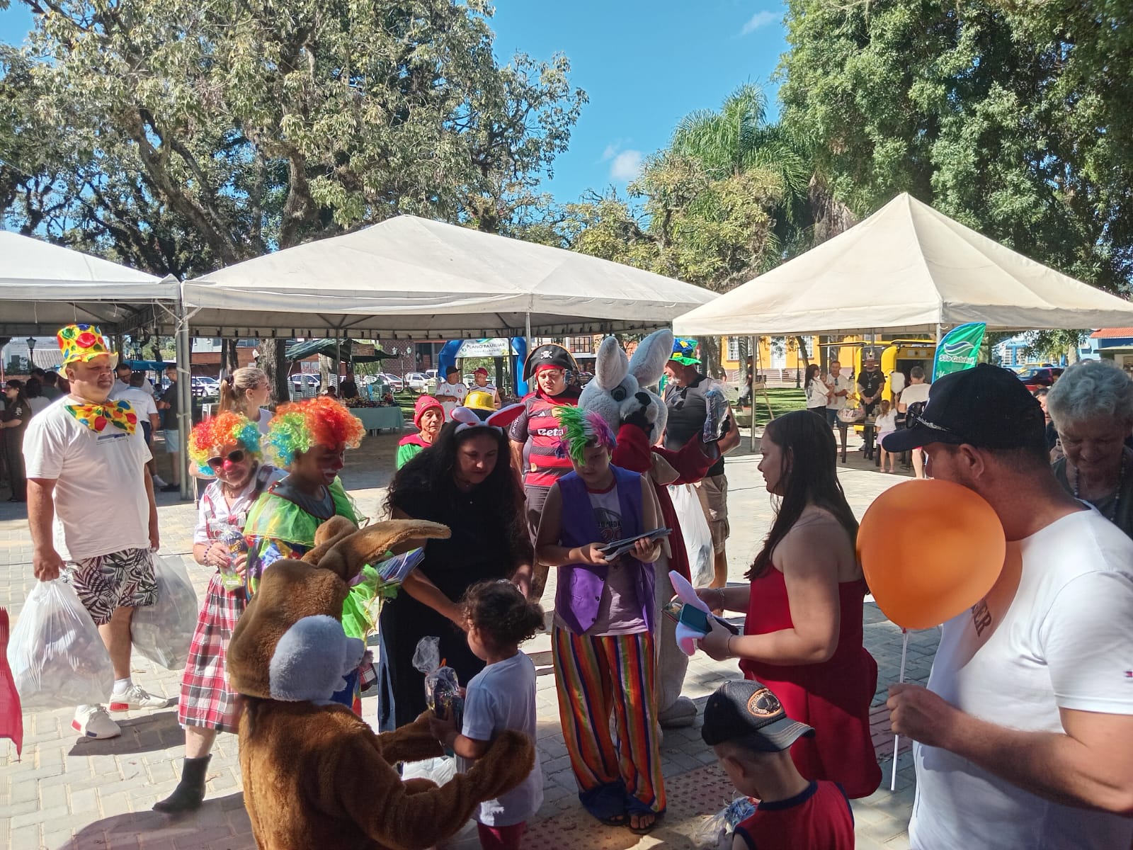 pascoa-solidaria-2026-do-circo-social-atendeu-mais-de-2-000-criancas-50